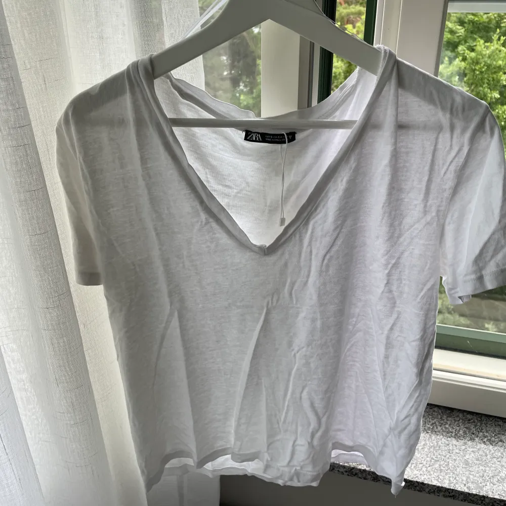 Vit T-shirt från zara, inprincip oanvänd❣️ordinarie pris 99. T-shirts.