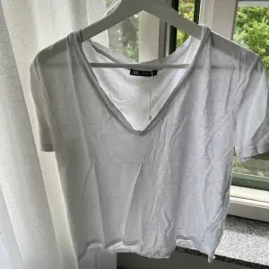 Vit T-shirt från zara, inprincip oanvänd❣️ordinarie pris 99