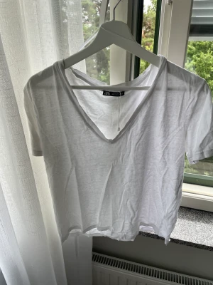 Zara T-shirt  - Vit T-shirt från zara, inprincip oanvänd❣️ordinarie pris 99