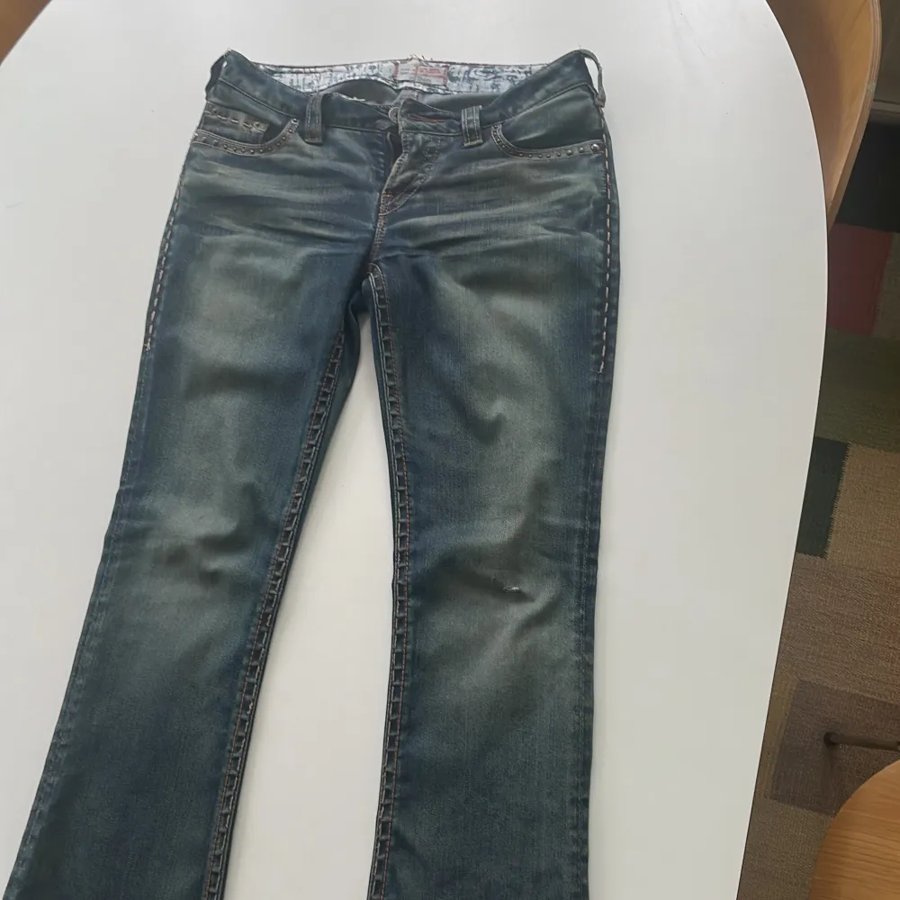 Ett par snygga lågmidjade jeans av okänt märke. Superfint skick!  Mäter att innerbenet är 75 cm, och midjemåttet är 85. Det står att de är 28/34 på lappen men mätte själv också☺️ På mig som är 170 satt de perfekt i längd. Säljer då de är för små i midjan🙃. Jeans & Byxor.