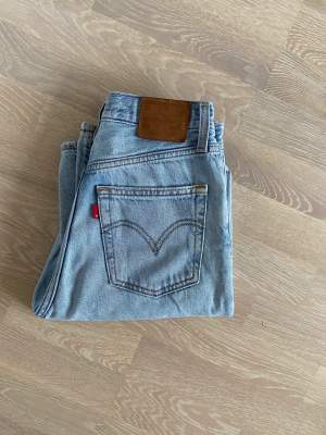 Säljer mina Levis jeans i modellen ribcage straight, storlek w 26 l 29. Inget att anmärka på. 
