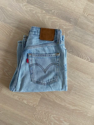Levis jeans  - Säljer mina Levis jeans i modellen ribcage straight, storlek w 26 l 29. Inget att anmärka på. 