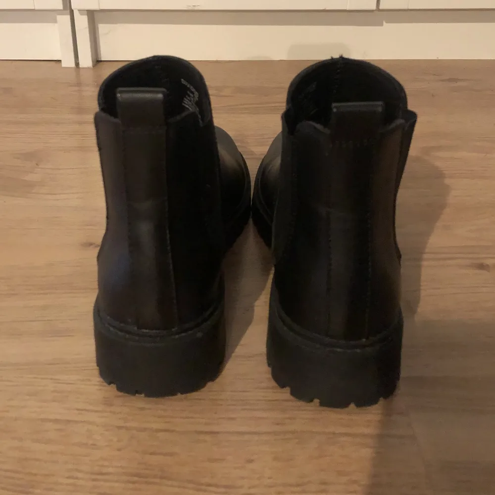 Låga boots från H&M i läderimitation. Använt litegrann men i mycket fint skick. . Skor.