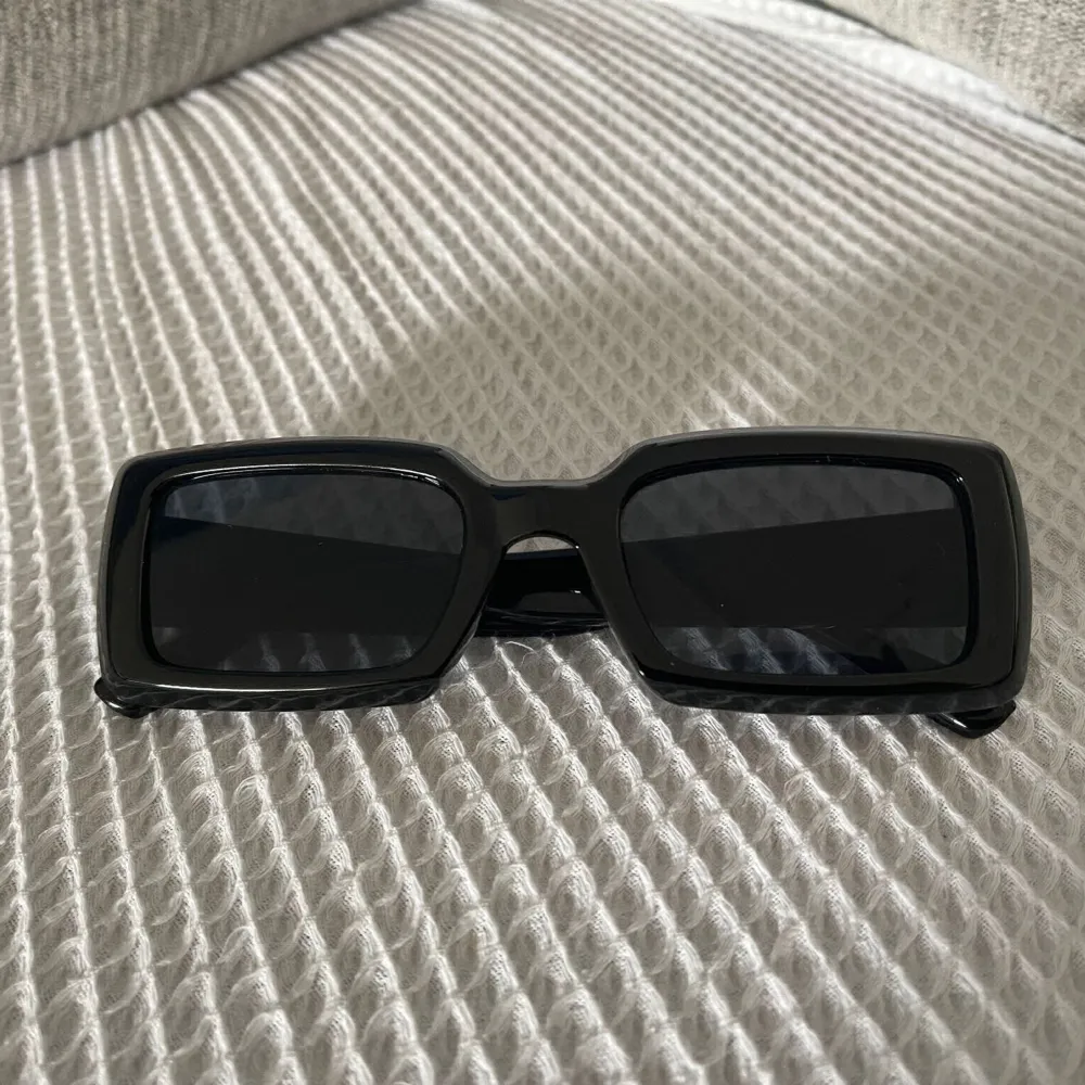 Säljer dessa solglasögon då de inte passar min stil. Helt nya och oanvända. . Accessoarer.