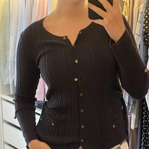 Massimodutti kofta - Marinblå kofta från Massimodutti, storlek M men passar även S beroende på hur man vill att den ska sitta✨✨