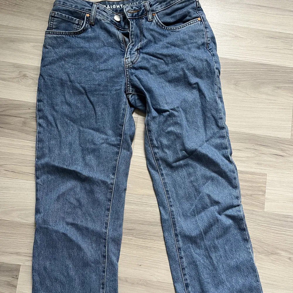 Säljer dessa jeans för dom blivit för små, knappt använda. Det är midwaist. Jeans & Byxor.