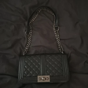 svart handväska  - En jätte rymlig och fin handväska från ginatricot, varsamt använd.