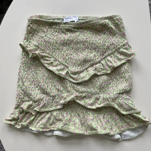 VolangKjol - Liten volangkjol som tyvärr inte kommer till användning. Väldigt fin färg som inte riktigt gör sig rätta i kameran. Använt fåtal gånger, fint skick👍🏼