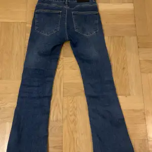 Säljer jeans från zalando! St 158 men väldigt små i storleken (därför jag säljer dom) köpta för ca 300kr säljer för 130 då dom typ aldrig är använda!