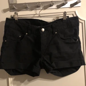 svarta jeansshorts - supersnygga jeansshorts som passar till allt, säljer då jag aldrig använt dem och har haft i ungefär en månad