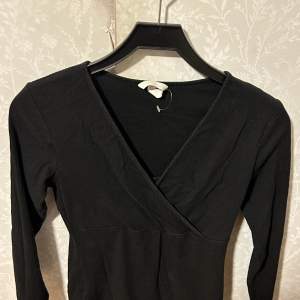 En vanlig basic långärmad tröja från H&M, säljer eftersom använder inte den längre . Storlek L men passar ändå storlek S/M