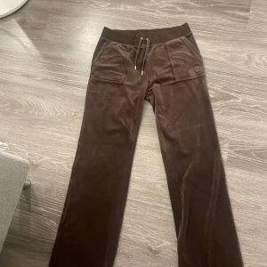 Bruna Juicy couture byxor - Hjälper en vän! Använt 1 gång och pris kan diskuteras.