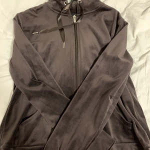 Kofta - Jätte mysig kofta nästan aldrig använd skriv för bilder och pris kan diskuteras💗