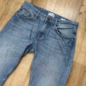 Fina gant jeans i storlek 31/32. Tror det är unisex jeans🤍 fler bilder kan fås i chatten. 