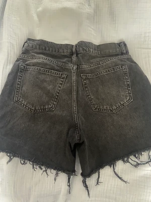Jeansshorts - Jeansshorts från Gina tricot. Stretchiga material i storlek 38 Halvhöga i midjan.
