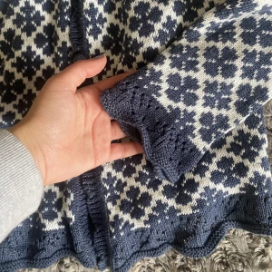 Kofta - Vit och blå kofta, köpt på secondhand💙🦋