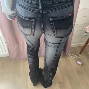 Ett par svarta vintage verlor jeans💗  73 cm i midjan och 84 cm insida lår ner till foten 