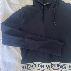 Svart luvtröja  - Snygg mjuk luvtröja 