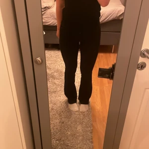 Jeans - Säljer dessa Levis 725 då dom inte kommer till användning längre. Dom är köpta för 900 kr men säljer billigare eftersom dom är lite slitna längst ner i benen. Bortsätt från från ändarna är dom i väldigt bra skick.