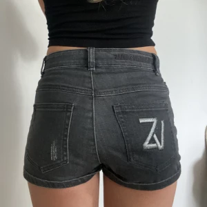 Zadig & Voltaire shorts - Säljer dessa ascoola mörkgråa Zadig shortsen då de börjar bli lite små för mig. 