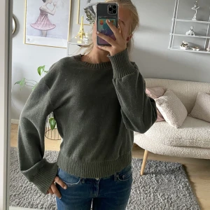 Tröja - Säljer denna jättesköna tröjan då jag inte använder den.  Det är storlek S men lite längre i armarna vilket är jätteskönt till vintern.💞