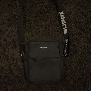 Supreme shoulder bag ss18 - Säljer min Supreme shoulder bag från vår o sommar kollektionen 2018. Väldigt bra skick, sparsamt använd! Skriv om du vill ha fler bilder