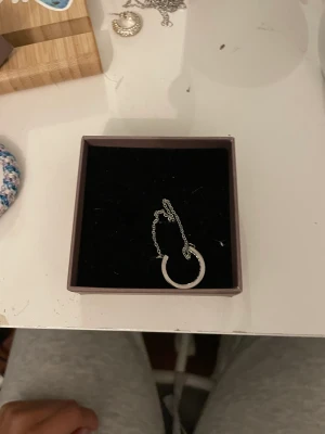 Edblad halsband  - Säljer ett jätte fint halsband från Edblad. Prislappen sitter kvar. Inköpt för 350. Mitt pris 250. Ask ingår. Skriv till mig vid frågor eller funderingar 
