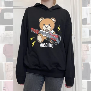 Moschino sweatshirt - Fin och knappt använd sweatshirt från Moschino.