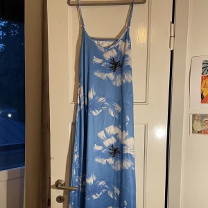 Långklänning blå!! - Jättefin långklänning med blommor på. Knappt använd och fint skick!💞stretchigt tyg så passar många storlekar!