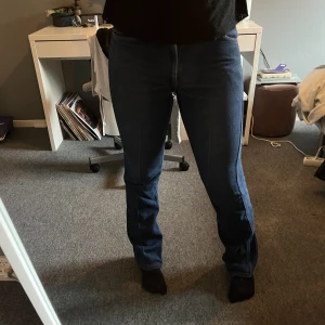 Levis jeans  - Jeans från Levis i mycket bra skick. Ganska stretchiga och skönt material 💗