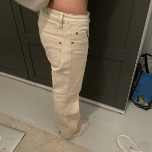 Lågmidjade jeans - Säljer dessa helt oanvända lågmidjade jeans, tjejen på bilden är 167 och dem sitter långt på henne som man ser🌸 köpta utomlands i en butik