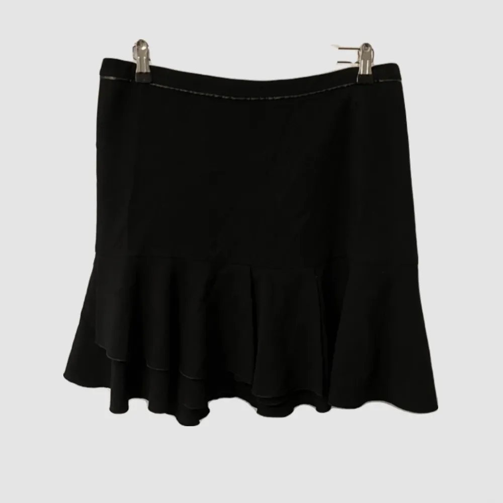 Lågmidjad svart kjol i storlek 44 (passar som 40-42!) använd ett fåtal gånger, därmed bra skick!   ❗️köparen står för frakt❗️. Kjolar.