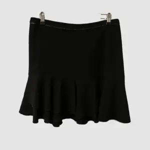 Lågmidjad svart kjol i storlek 44 (passar som 40-42!) använd ett fåtal gånger, därmed bra skick!   ❗️köparen står för frakt❗️