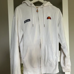 Ellesse hoodie - Vit Ellesse hoodie med dragkedja. Lite nopprig.  Storlek 36
