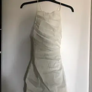 Vit klänning från Zara i linne material. Låg i ryggen. 125kr