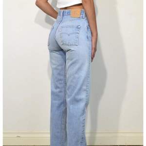 Levis jeans i modellen ” 501 90’s ” passar mig som har S/M! Storlek 29/32 ❤️ lite vintagevibe tycker jag och väldigt snygg modell! Lånade bilder! ✨ganska lågmidjade, nypris 1300