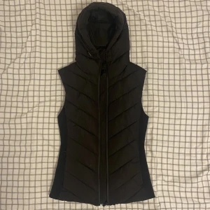 Zara Väst - Säljer min Zara Väst då den inte kommer till användning. Fint skick då den bara är använd några få tal gånger, den har inge defekter. Nypris 400kr, köparen står för frakt🩷