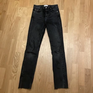 Zara High-wastied jeans straight  - Fräscha, i bra skick 