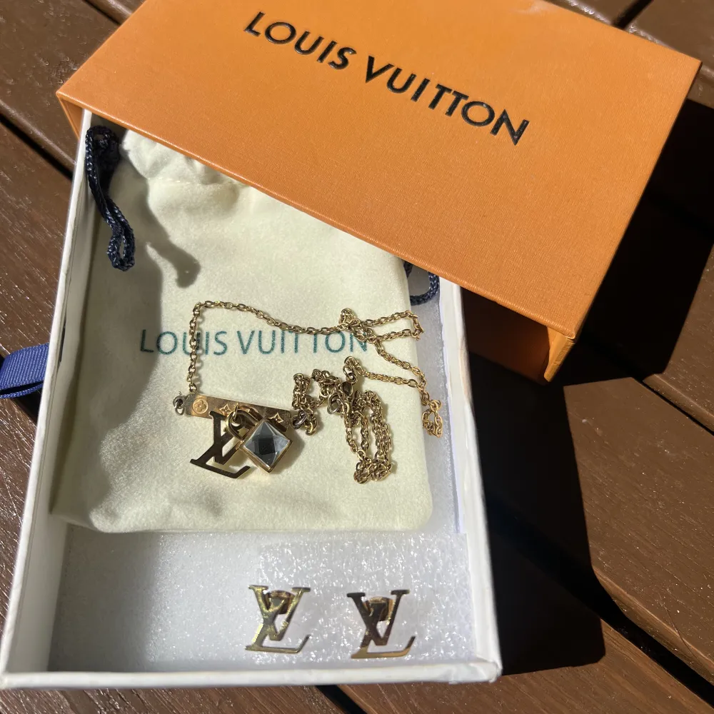 Säljer dessa Louis Vuitton örhängen samt Louis Vuitton halsband. Säljes då guld inte är något jag använder. Köpta från Louis Vuitton på Östermalm (sthlm). Går att köpa örhängerna och halsbandet enskilt. För mer information och bilder skriv privat.. Accessoarer.