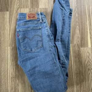 Säljer dessa fina Levis jeans i modellen 710 super skinny. Endast använd ett par gånger, inköpta förra året. Jättefint skick ❤️ storleken är 26. Lagom långa på mig som är 173 cm, men går också vika upp om de är för långa 💙 
