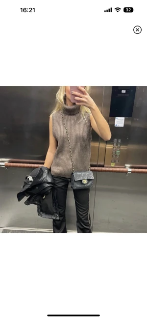 Väst från other stories  - Säljer denna västen med polo från and other stories ❤️ oanvänd! Slutsåld 