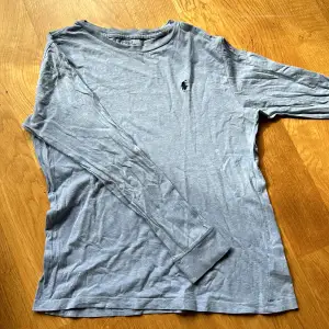 En blå tröja från Polo Ralph Lauren. Storlek 160. Ord pris 1495kr