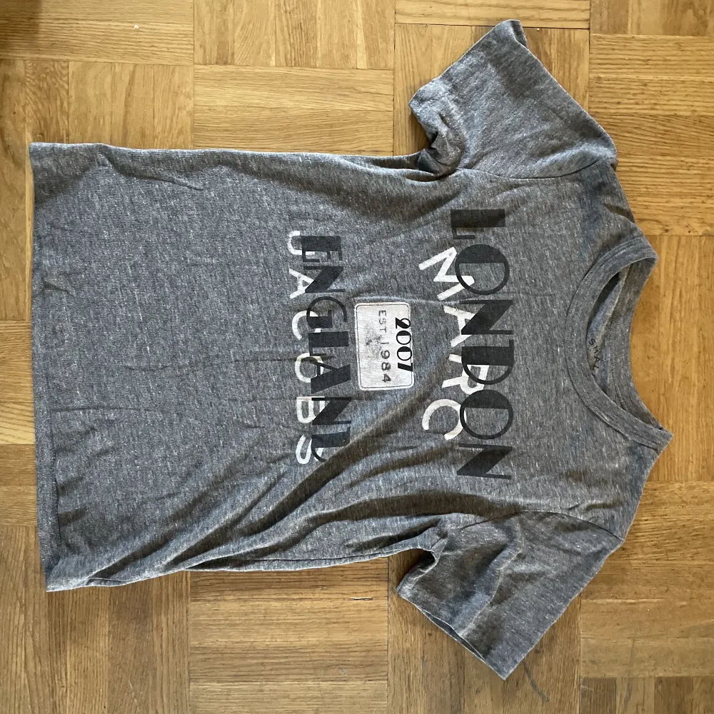 Supersnygg grå Marc Jacobs T-shirt! Storlek S❤️. T-shirts.