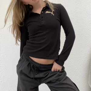 Piké Puma - Så cool långärmad från Puma! Verkar vara barnstorlek så passar bäst xxs/xs då den är liite för kort i armarna.