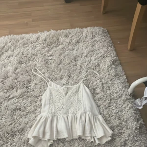 Fin topp - Hej, jag säljer min fina topp i bra skick, aldrig andvändt eftersom att den är för stor för mig! Hör gärna av! Ni kan föreslå ett pris om ni vill!💘