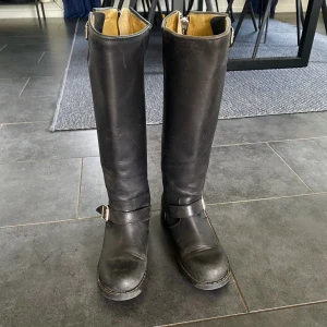Johnny Bulls 36 - Höga svarta Johnny Bulls i använt men fint skick. Storlek 36.