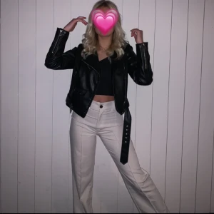 Beige kostymbyxor  - Super snygga beiga kostymbyxor! Använda en del för länge sen men har legat oanvända i garderoben väldigt länge nu💓 Kan vara lite noppriga högst upp men annars i bra skick!
