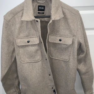 Overshirt - Snygg overshirt i ull-material. Knappt använd Beige/grå färg