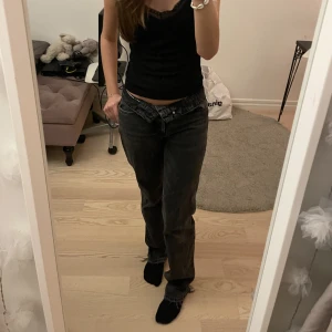Svarta jeans  - Super snygga svarta populära mid waisted jeans från zara!❤️Går att göra lågmidjade genom att vika ner dom lite (se bild 1 o 3) vilket fortfarande är jätte fint! köp direkt för 250kr eller lägg prisförslag kan tänka mig att sänka!!❤️