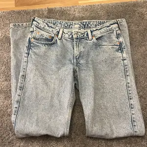 Säljer mina snygga weekday jeans i modellen arrow då dem blivit lite för små för mig. Dem är perfekt lågmidjade, kan skicka bättre bilder priv💗